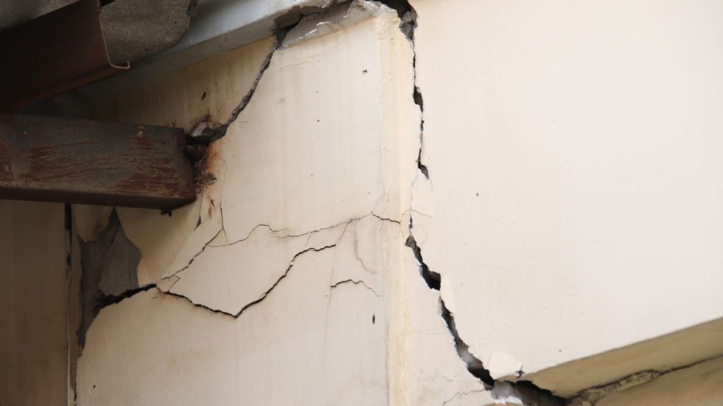 地震によって住宅に走る亀裂